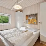 Lovely Summer House With Sea View הדרסלב