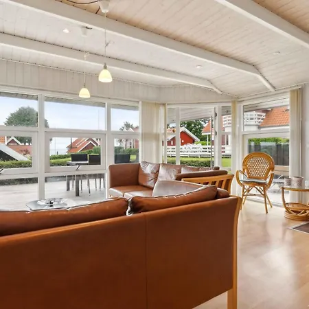 펜션 Lovely Summer House With Sea View 하데르슬레우