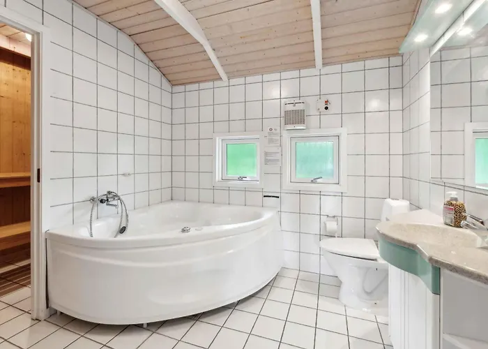 Lovely Summer House With Sea View Feriehus